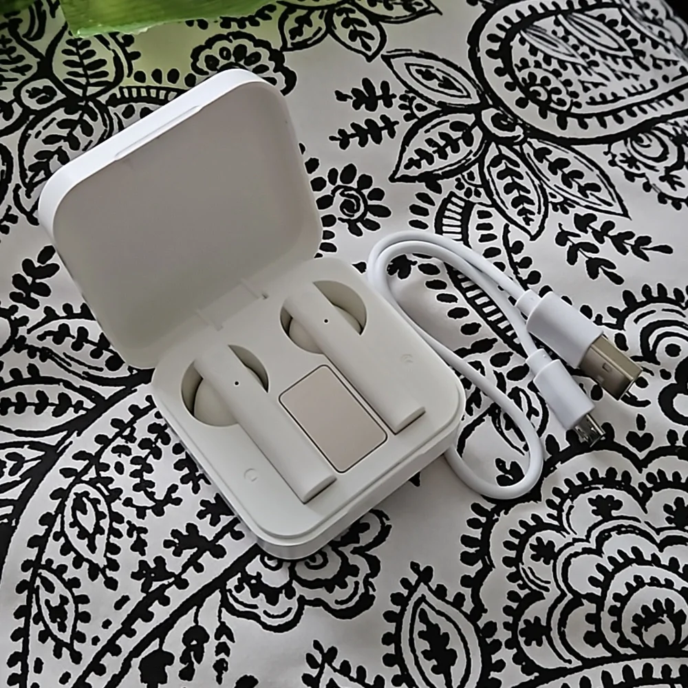 NEW EARBUDS WITH CHARGER